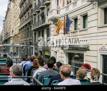 Barcelona, Spanien. 19 Okt, 2004. Ein Doppeldecker Bus fährt durch die Straßen von Barcelona. Ein wichtiges touristisches Ziel, Barcelona hat ein reiches kulturelles Erbe. Credit: Arnold Drapkin/ZUMA Draht/Alamy leben Nachrichten Stockfoto