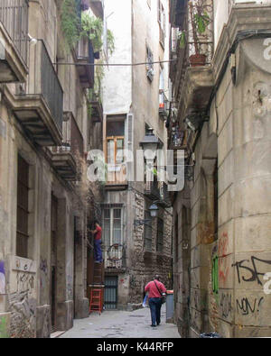 Barcelona, Spanien. 19 Okt, 2004. Die alten, schmalen Gassen des gotischen Viertels (Barri Gòtic) in Barcelona. Ein wichtiges touristisches Ziel, Barcelona hat ein reiches kulturelles Erbe. Credit: Arnold Drapkin/ZUMA Draht/Alamy leben Nachrichten Stockfoto