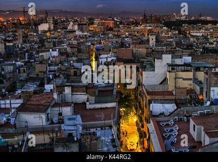 Barcelona, Spanien. 19 Okt, 2004. Ein Blick über die Dächer von Barcelona in der Abenddämmerung. Ein wichtiges touristisches Ziel, Barcelona hat ein reiches kulturelles Erbe. Credit: Arnold Drapkin/ZUMA Draht/Alamy leben Nachrichten Stockfoto