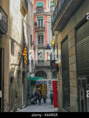 Barcelona, Spanien. 19 Okt, 2004. Die alten, schmalen Gassen des gotischen Viertels (Barri Gòtic) in Barcelona. Ein wichtiges touristisches Ziel, Barcelona hat ein reiches kulturelles Erbe. Credit: Arnold Drapkin/ZUMA Draht/Alamy leben Nachrichten Stockfoto