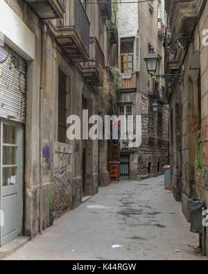 Barcelona, Spanien. 19 Okt, 2004. Die alten, schmalen Gassen des gotischen Viertels (Barri Gòtic) in Barcelona. Ein wichtiges touristisches Ziel, Barcelona hat ein reiches kulturelles Erbe. Credit: Arnold Drapkin/ZUMA Draht/Alamy leben Nachrichten Stockfoto