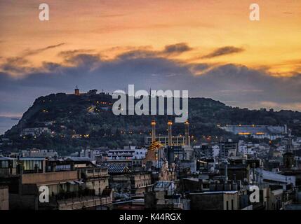 Barcelona, Spanien. 19 Okt, 2004. Ein Blick über Barcelona in Richtung der Hügel von Montjuïc bei Sonnenuntergang. Ein wichtiges touristisches Ziel, Barcelona hat ein reiches kulturelles Erbe. Credit: Arnold Drapkin/ZUMA Draht/Alamy leben Nachrichten Stockfoto