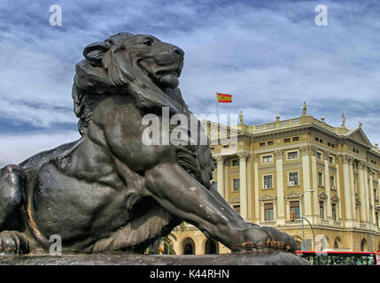 Barcelona, Spanien. 19 Okt, 2004. Eine dekorative Skulptur Löwe auf der Basis des Kolumbus Denkmal, eine bronzene Statue auf einem hohen korinthischen Spalte am unteren Ende von La Rambla in Barcelona. Ein wichtiges touristisches Ziel, Barcelona hat ein reiches kulturelles Erbe. Credit: Arnold Drapkin/ZUMA Draht/Alamy leben Nachrichten Stockfoto