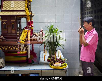 Bangkok, Thailand. 5. Sep 2017. Ein Mensch betet an Geist Haus in Bangkoks Chinatown auf Hungriger Geist Tag. Die Ghost Festival ist eine buddhistische und daoistische heilige Tag gefeiert am 15. Tag des siebten Mondmonats. Es ist vor allem in China und chinesischen Gemeinschaften China berufskranheiten. In Thailand ist es Gefeiert im Thai-Chinese Gemeinschaften in Bangkok, Phuket und Chiang Mai. Credit: ZUMA Press, Inc./Alamy leben Nachrichten Stockfoto