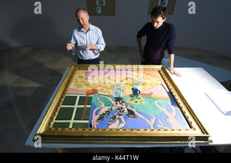 Frankfurt am Main, Deutschland. 5. Sep 2017. Die Kuratoren Felix Kraemer (L) und Daniel Zamani Blick auf der Arbeit bis das Leben mit der Dance" (1909) des französischen Künstlers Henri Matisse im Städel Museum, Frankfurt/Main, Deutschland, 5. September 2017. Die Leihgabe aus der Eremitage in St. Petersburg in einer der 120 Werke der großen Herbstausstellung "Long Live Malerei!". Es wird am 13. September geöffnet, mit Werken der beiden französischen Maler Henri Matisse (1869 · 1954) und Pierre Bonnard (1867 · 1947). Quelle: dpa Picture alliance/Alamy leben Nachrichten Stockfoto