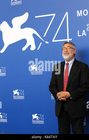 Venedig, Italien. 4 Sep, 2017. Der Regisseur John Landis, am Fotoshooting für seinen Film "Michael Jackson's Thriller 3D' 74. Internationalen Filmfestspielen Venedig Foto © ottavia Da Re/Sintesi/Alamy leben Nachrichten Stockfoto