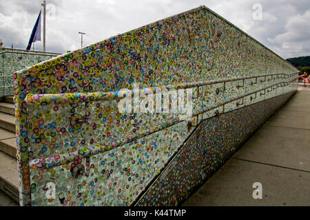 Die Wände und Gehweg außerhalb der Electronica Center, Linz, Österreich sind durch Tausende von Papier, Aufkleber abgedeckt werden unkenntlich gemacht. Stockfoto