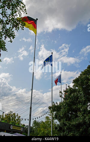 Französische, Deutsche und EU-Fahnen wehen an der deutsch-französischen Grenze in der Nähe von Straßburg, Frankreich, Stockfoto