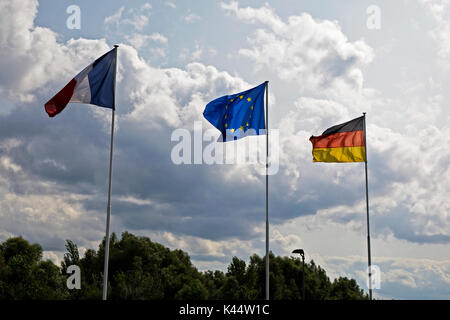 Französische, Deutsche und EU-Fahnen wehen an der deutsch-französischen Grenze in der Nähe von Straßburg, Frankreich, Stockfoto