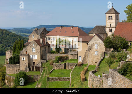 Die alten Häuser und die Église Kirche Saint-Pierre im Château-Chalon, Gemeinde im französischen Département Jura in der Region Franche-Comté, Lons-le-Saunier, Frankreich Stockfoto