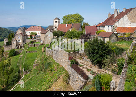 Die alten Häuser und die Église Kirche Saint-Pierre im Château-Chalon, Gemeinde im französischen Département Jura in der Region Franche-Comté, Lons-le-Saunier, Frankreich Stockfoto