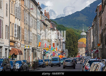 Alte Häuser und Geschäfte in der Hauptstraße der Stadt Salins-les-Bains, Gemeinde im französischen Département Jura in der Region Franche-Comté, Lons-le-Saunier, Frankreich Stockfoto