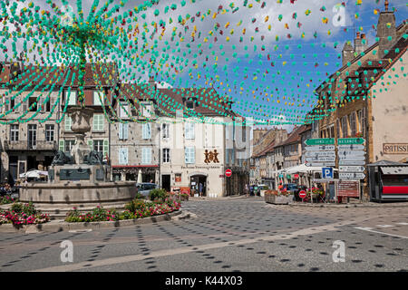 Springbrunnen dekoriert Liberty Square/Place de la Liberté in der Stadt Arbois, Gemeinde im Département Jura, Franche-Comté, Lons-le-Saunier, Frankreich Stockfoto