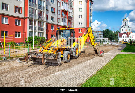 Bau einer neuen Straße. Bagger bereitet die Oberfläche in der Stadt im Sommer Tag Stockfoto