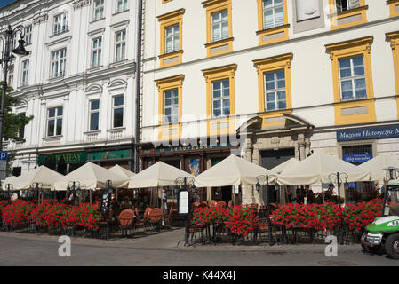 Krakau, Polen - 3. AUGUST 2017: Typische coffee bar in der Krakauer Marktplatz mit indefined Menschen Stockfoto