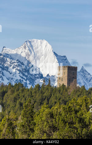 Der Belvedere-Turm rahmt die schneebedeckten Gipfel und Höhepunkt Badile an einem Frühlingstag Maloja Pass Kanton Graubünden Schweiz Europa Stockfoto