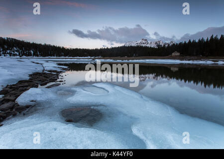 Das Frühlingstauwetter schmilzt Eis während schneebedeckte Gipfeln in See Palù Sondrio Malenco Tal Valtellina Lombardei Italien Europa spiegeln Stockfoto