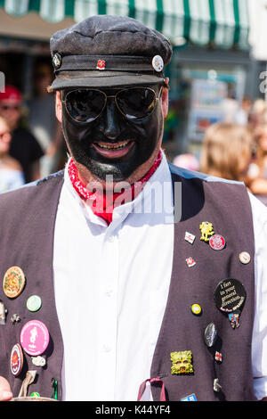 England, Broadstairs Folk Woche. Morris Tänzer aus den toten Pferd und der Broomdashers Morris Seite bis zu schließen. Geschwärzte Gesicht. Blickkontakt, lächeln. Stockfoto