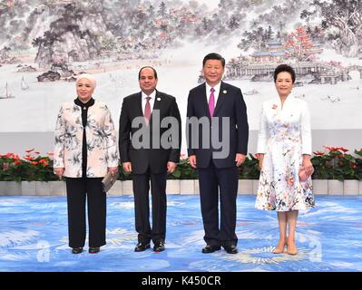 Xiamen, China - 4. September 2017 - der ägyptische Präsident Sisi erfüllt mit dem chinesischen Präsidenten Xi Jinping an der BRICS-Gipfel. Die neunte Ausgabe der BRICS-Gipfel steht das Thema "Verstärkte Parternership für eine bessere Zukunft zentriert. Dieses Jahr Gast Nationen Ägypten, Kenia, Tadschikistan, Mexiko und Thailand wird die Gruppierung im Rahmen einer "BRIC Plus"-Ansatz. (Pool Foto) Stockfoto