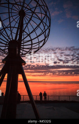 Sonnenuntergang über den Globus statue am Nordkap, dem nördlichsten Punkt auf dem europäischen Festland
