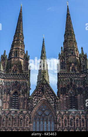 Kathedrale von Lichfield ist in Lichfield, Staffordshire, England. Es ist das einzige mittelalterliche englische Kathedrale mit drei Türme Stockfoto