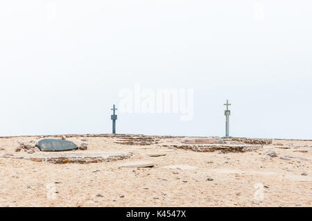 CAPE CROSS, NAMIBIA - 29. Juni 2017: Die beiden Kreuze und Steine des Gedenkens am Cape Cross Seal Kolonie an der Skelettküste Namibias Stockfoto