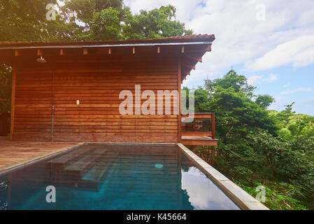 Villa mit Pool in natürlichen eco Hintergrund Stockfoto