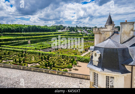 Frankreich, Indre-et-Loire, Château de Villandry; Blick auf den bunten Gärten und die Ostwand des Grand Country House Stockfoto