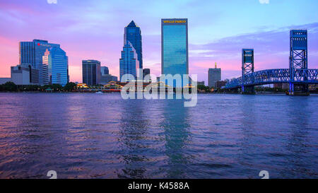 Jacksonville, Florida City Skyline über den St. John's River bei Sonnenuntergang Stockfoto