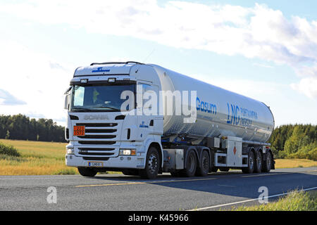 TAMMELA, Finnland - 1 September, 2017: Weiße Scania Sattelschlepper Tankwagen von Gasum für ADR-verfluessigtes Erdgas haul bewegt sich entlang der Autobahn am Abend. LNG Stockfoto