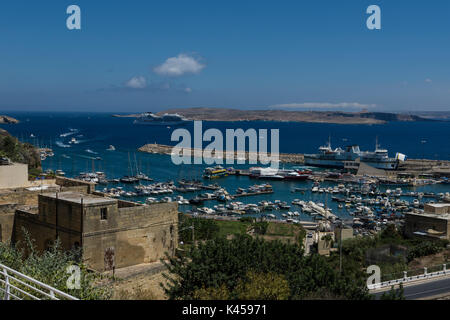 Malerische Aussicht von Gozo - Blick auf Hafen von Mgarr auf Gozo, Malta in der Ferne Stockfoto