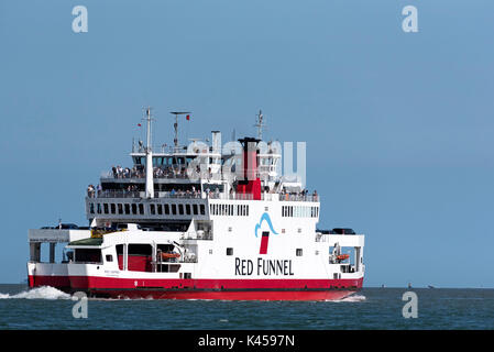 Den Solent südlichen England UK. August 2017. Passagier- und Autofähre Red Osprey auf dem Weg zur Isle of Wight Stockfoto