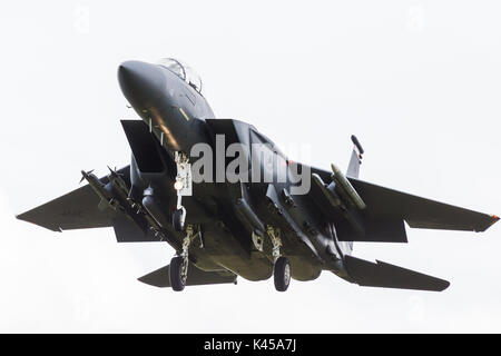 Der Bauch einer F-15E Strike Eagle von der 48th Fighter Wing Ansätze der Landebahn von RAF Lakenheath in Suffolk, wie es kehrt aus einem Training sortie. Stockfoto