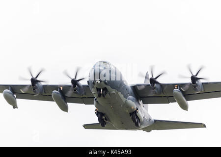 MC-130J Commando II Hercules wirft seine Fahrwerk nach dem Start von der RAF Mildenhall in Suffolk während einer Reihe von Praxis und Anlandungen Stockfoto