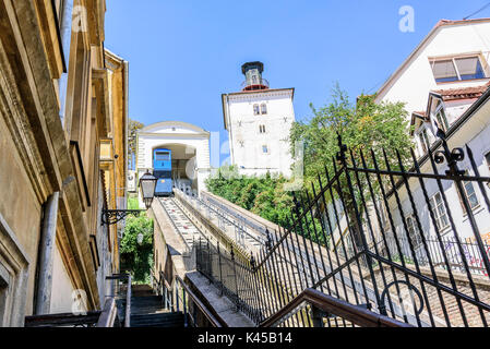 Standseilbahn und Kula Lotršèak-in Zagreb. Eine der vielen Sehenswürdigkeiten in Zagreb, Kroatien. Stockfoto