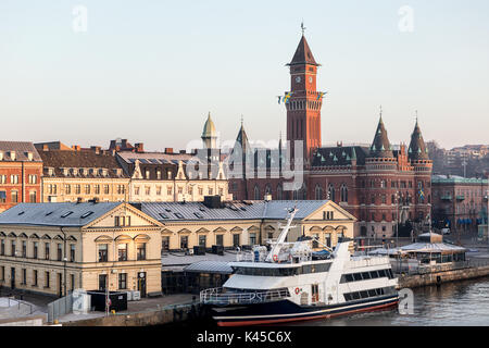 Uferpromenade in Helsingborg, Schweden mit dem berühmten Rathaus im Hintergrund Stockfoto