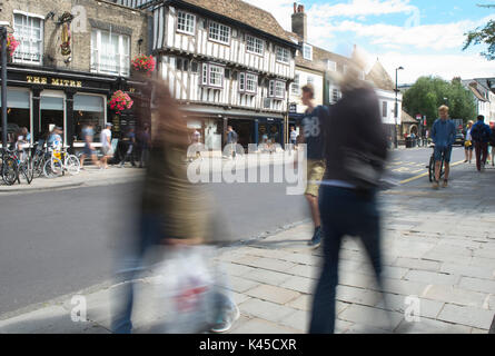 Aktive Unschärfe von Menschen in cambridge, die auf der trumpington Street in der Stadt spazieren, verschwommen mit viel Bewegung Stockfoto