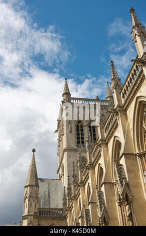 Aufrechte Fotos von cambridge im Sommer, die Fahrräder mit Körben, Einkaufsstraßen und Kings College zeigen Stockfoto