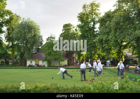 Lokale Cambridge Bowls Club treffen in der Innenstadt Park und eine Boule in ihren weißen spielen Stockfoto