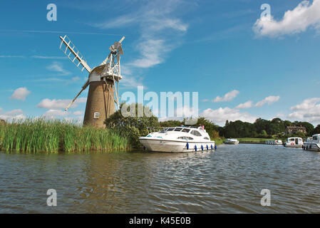 Schöne Broads Cruiser auf dem Fluss ant, wie Hügel vor der Mühle an einem hellen Sommertag Stockfoto