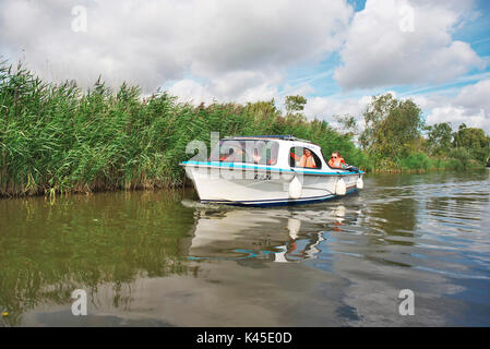 Tag auf den Norfolk Broads mit einen Tag Boot auf dem Fluss Ant in der Nähe von wie Hügel mit einer Familie Schwimmwesten Stockfoto