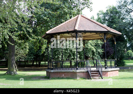 Romantische Park-Baumeinstellung, Pavillon, Ententeich, grüner Hintergrund mit mehreren Bäumen, malerischer Park, Natureinstellung, Gesellschaftliches Zusammentreffen, Bäume Stockfoto