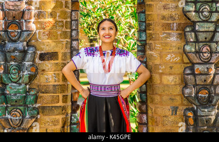 QUITO, ECUADOR - August, 30 2017: Junge indigene Frau trägt einen typisch andinen Kleidung, halten sie in ihrer Hand eine bunte Decke Stockfoto