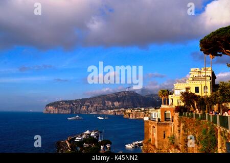 Schönen Blick auf Sorrent, Italien von der Klippe von Marina S. Francesco Stockfoto