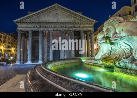 Rom, Latium, Italien. Die Fontana del Pantheon in der Nacht, auf dem Hintergrund des Pantheon Stockfoto