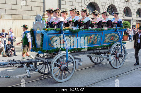 Das Oktoberfest in München ist der weltweit größte Bierfest und öffentliche Eröffnung Parade 9000 Teilnehmer mit Bands und Pferde Stockfoto