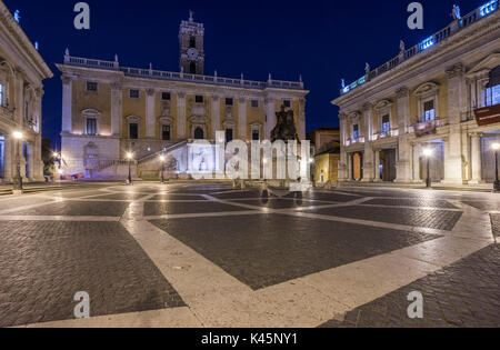 Kapitol, Rom, Latium, Italien. Piazza del Campidoglio bei Nacht mit der Nachbildung der Reiterstatue des Marcus Aurelius. Stockfoto