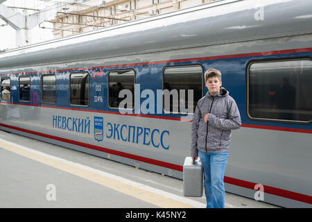 St. Petersburg, Russland - Juni 05. 2017. Junge in der Nähe von High-speed train Nevsky Express Stockfoto