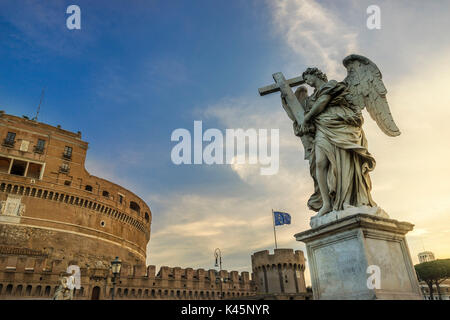 Ponte Sant'Angelo, Rom, Latium. Die Statue der Engel mit dem Kreuz von Ercole Ferrata Stockfoto