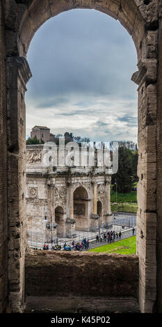 Piazza Del Colosseo, Rom, Latium. Der Triumphbogen des Konstantin im Rahmen Stockfoto